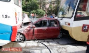 В Сокольниках два трамвая раздавили легковушку