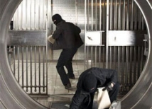 В Болгарии грабитель банка взял заложников 