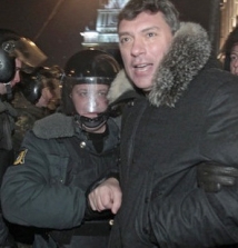 В Петербурге в ходе акции, не одобренной властями, задержаны Немцов и Яшин 