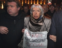 Сотни россиян отстаивают право на честные выборы на Пушкинской площади 