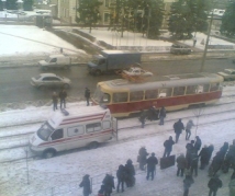 Мужчину и девочку переехал трамвай в Челябинске 