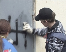 На московской школе написали «zieg heil» и нарисовали свастику, добавив работы полицейским 