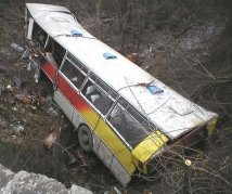 Рейсовый автобус из Казахстана съехал в кювет в Барнауле. Пострадали семь человек