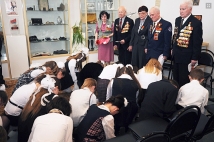 В Перми детей заставили встать на колени перед ветеранами