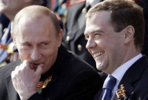 Медведева винят в проявлении неуважения к ветеранам во время парада