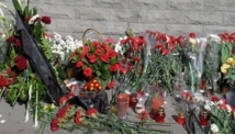 Жители Москвы к посольству Абхазии приносят цветы и свечи