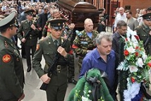 Буданова похоронили под музыку и оружейный салют