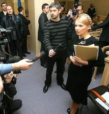 Драка сторонников Тимошенко в суде — оттягивание часа расплаты