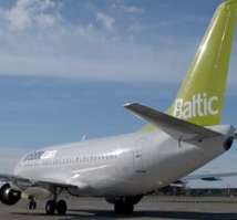 Самолет компании АirBaltic совершил экстренную посадку с отказавшим двигателем 