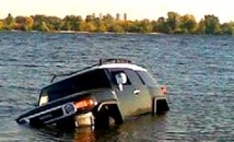 Семью в автомобиле смыло в озеро в Приморье, ребенок утонул 