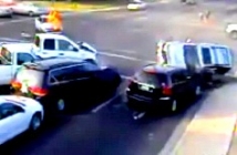 Пьяный водитель «Инфинити» протаранил стоявшие на «красном» автомобили и маршрутку в Омске 