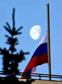 В день траура на всей территории РФ приспущены государственные флаги 