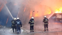 МЧС: склады с лакокрасочной продукцией горят в Новосибирске
