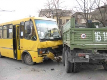 В Подмосковье водитель автобуса уснул за рулем и врезался в КамАЗ: четверо пострадавших 