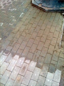 В Москве тротуарную плитку не кладут, а рисуют на незастывшем бетоне 