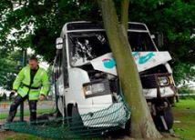 Пассажирский автобус врезался в дерево на трассе в Ставропольском крае. Погиб владелец автобуса 