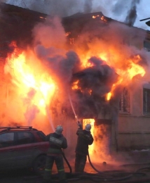 Женщина и ребенок пострадали в результате пожара в жилом доме Москвы 