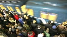 Человек упал под поезд на станции метро «Октябрьская» 