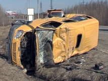 Пассажирская «газель» перевернулась при столкновении с двумя легковушками под Екатеринбургом 
