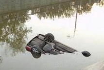 Шесть человек утонули в угнанных «жигулях», упав в пруд в Пскове 