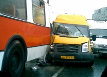 Троллейбус и две маршрутки столкнулись в Петербурге, пострадали восемь человек