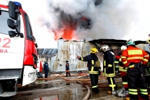 Трое получили ожоги при пожаре на складе в Москве 