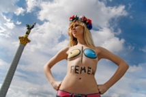 Украинская милиция отразила атаку полуголых феминисток 