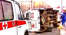 Машина «скорой» перевернулась в центре Москвы, пострадали люди 