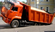 В центре Москвы под землю провалился грузовик 