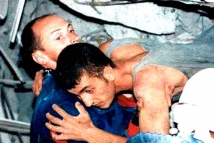 В Турции под завалами обнаружили живого юношу