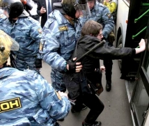 ОМОН задерживает митингующих у Гостиного Двора в Петербурге 