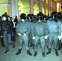 Полицейские стягиваются к Гостиному Двору в Петербурге 