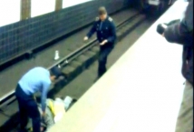 В метро Петербурга на рельсы упал мужчина 