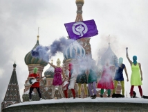 Панк-феминистки провели акцию против Путина и «ЕР» на Красной площади в Москве