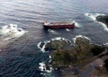 Из танкера, севшего на мель на Курилах, откачивают нефть  