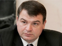Сердюков отказался от дачи показаний на допросе, СК пригрозил ему изменением процессуального статуса