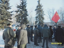 В подмосковном Одинцово полиция схватила ветерана, пытавшегося произнести речь на братской могиле 