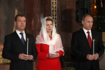 Путин вновь присутствовал на пасхальной службе без жены 