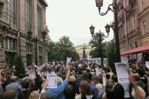 На акциях в поддержку Навального в Москве и Петербурге задержаны более ста человек