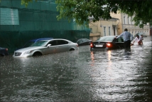 В Москве после мощного ливня четыре человека чуть не утонули в затопленном подвале  