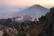 В Индонезии на шестые сутки найден российский турист, заблудившийся на вулкане 