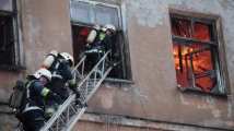 Три квартиры сгорели в многоквартирном доме на востоке Москвы в результате поджога 
