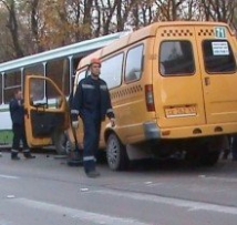 Девять человек пострадали в результате столкновений автобусов с маршрутками в столице за один день 