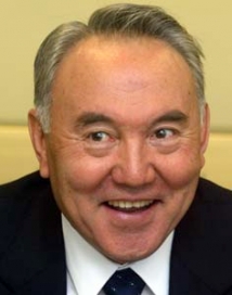 Сенат Казахстана просит Назарбаева переизбраться ради стабильности 