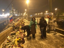 С места расстрела Немцова будут убирать все, кроме цветов 