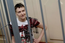 Надежда Савченко кушает в московской больнице № 20