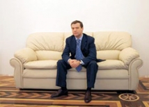 Медведев сделал вид, что объяснил казус имени самого себя