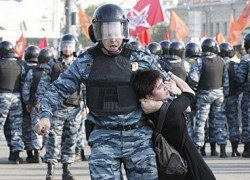 Девушку заключили в объятия полиции