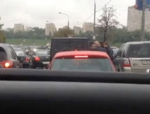 Охрана неизвестного  бизнесмена избила водителя в центре Москвы