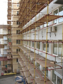 Грубые нарушения были на стройке, где сегодня рухнули строительные леса и пострадало семь человек